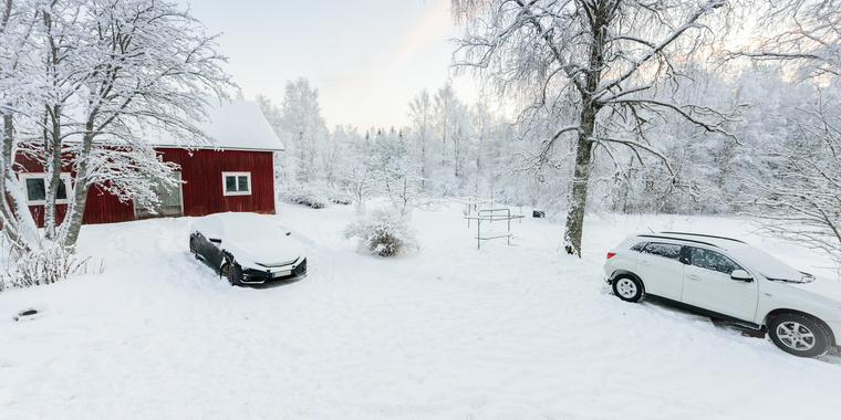 Neige : pensez à bien déneiger le toit de votre voiture avant de