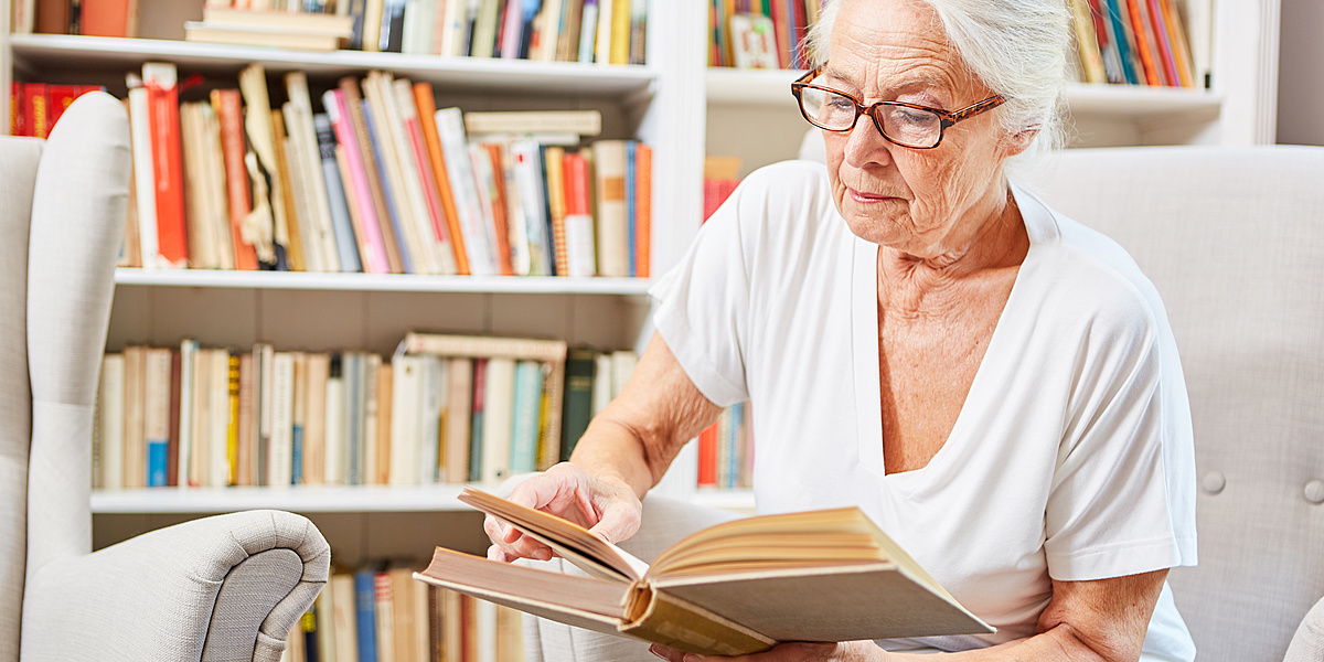 Пожилые люди. Пенсионеры с книгами. Книги для пожилых. Пожилые читать истории. Дед рассказывает внуку.